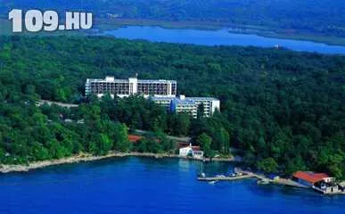 Apróhirdetés, Beli Kamik hotel Njivice, 2 ágyas szobában félpanzióval 13 970 Ft-tól