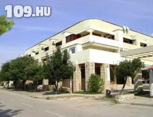 Apróhirdetés, Rona Gajac apartmanok Novalja, 2+2 ágyas apartmanban önellátással 16 930 Ft-tól