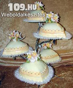 Apróhirdetés, Esküvői torta szív alakú, karamell liliomokkal