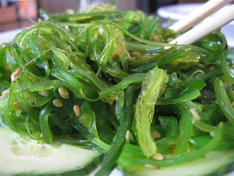 Alga- és uborkasaláta rizsecetes öntettel